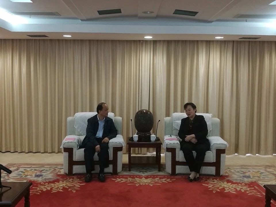 王國杰（左）與欽州市委書記王革冰座談