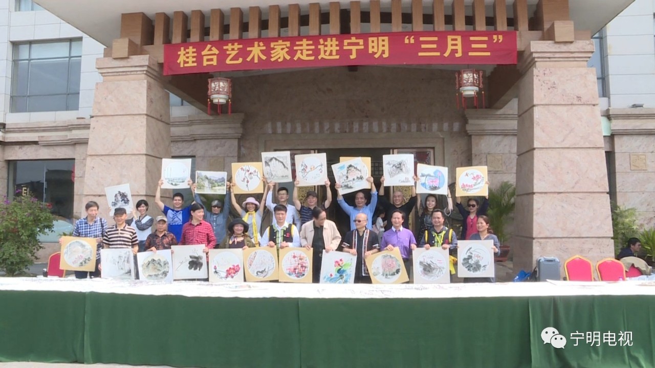 桂台藝術家展示在現場創作的書畫作品