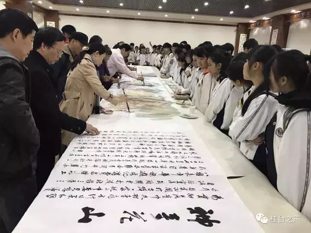 桂台兩地藝術家合力創作10米長卷，寧明縣學生在現場學習欣賞