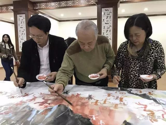 桂台兩地畫家，正在共同繪製花山岩畫十米國畫長卷