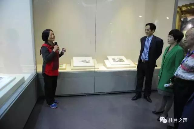 台灣女畫家彭榮美在廣西壯族自治區博物館介紹自己的畫作