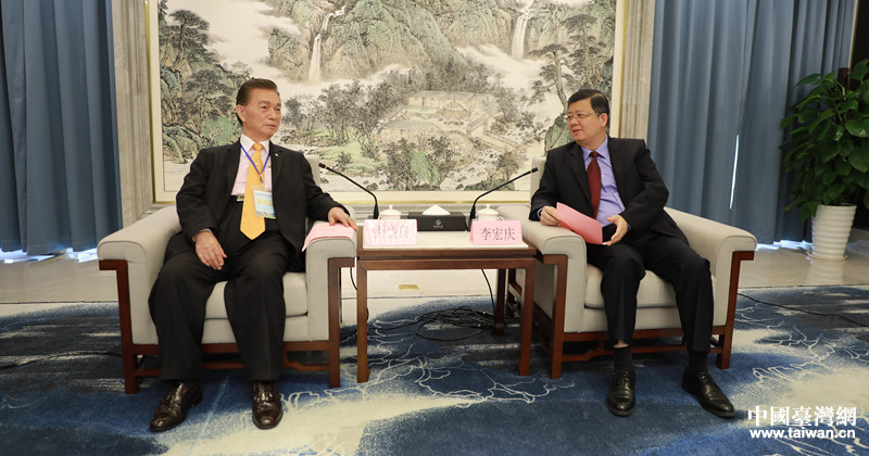 賀州市委書記李宏慶（右）會見台灣中華海峽兩岸客家文經交流協會理事長劉盛良（左）等參會代表