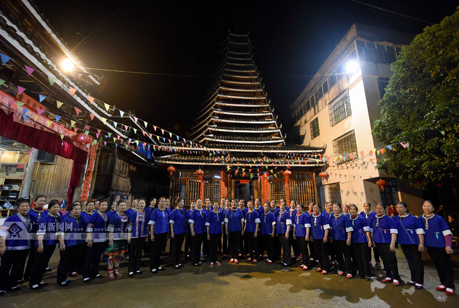 在三江侗族自治縣林溪鎮平岩村平坦屯，人們在演唱侗族大歌。