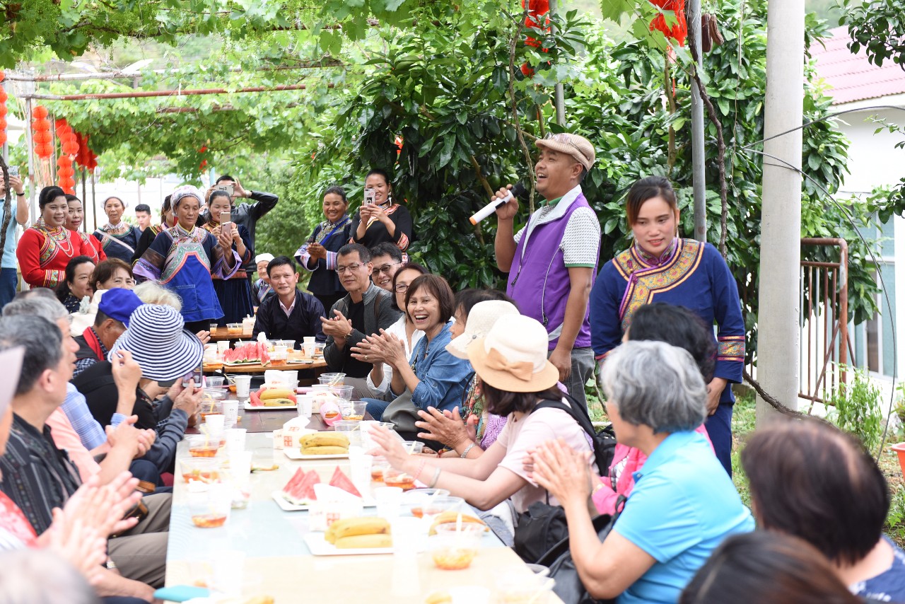 台灣同胞在宴會上引吭高歌