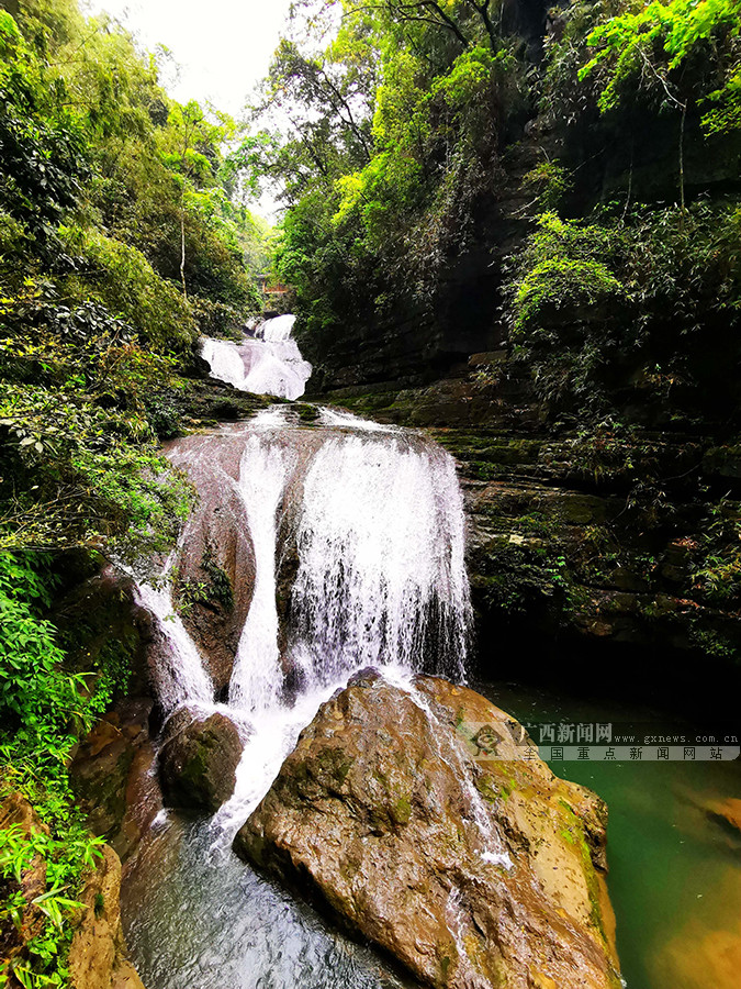 環江毛南族自治縣牛角寨景區壯觀的「三疊泉」瀑布。
