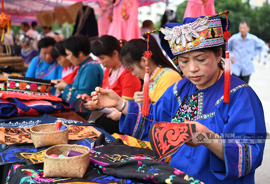 刺繡藝人盧玉玲正在展示仫佬族刺繡技藝