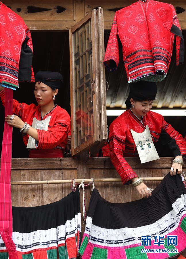 瑤族婦女在晾曬花衣花裙