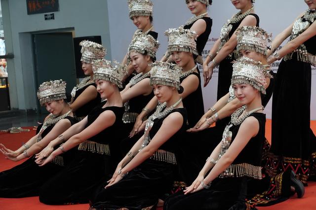演員在表演廣西侗族舞蹈。