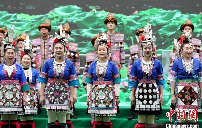 侗族女孩在三江茶文化活動中唱侗族大歌。