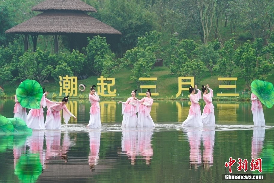 表演者在水中起舞。