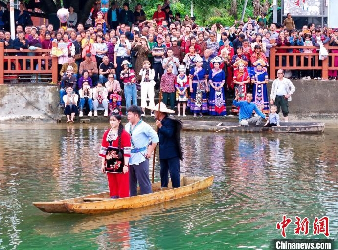 河上實景演出引來眾多民眾觀賞。