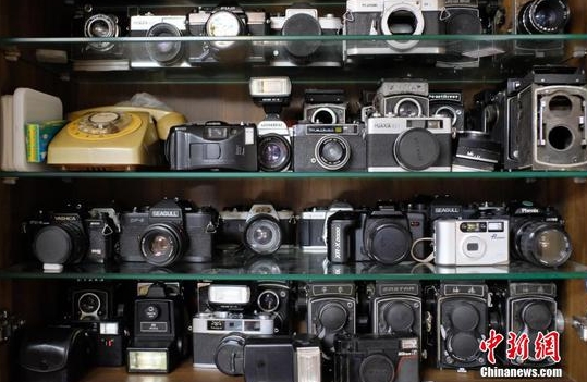 收藏的各式各樣老相機。