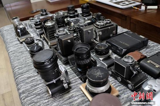收藏的各式各樣老相機。